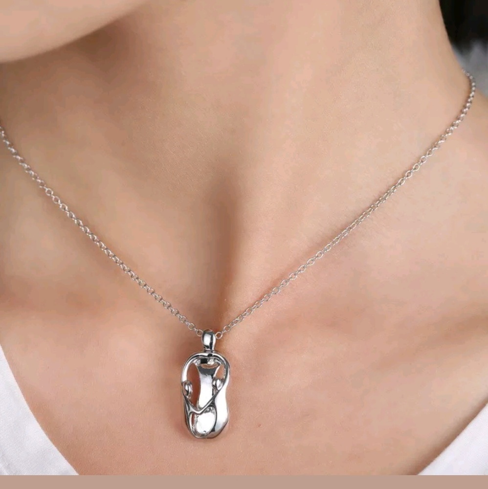 Mother and Two Children Necklace - Picture 2 of 3